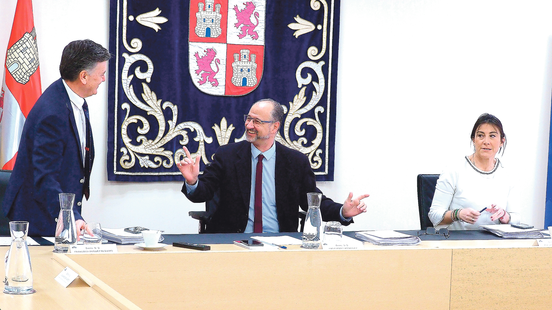 El presidente de las Cortes, Luis Fuentes (c), asiste a la reunión de la Mesa y de la Junta de Portavoces.