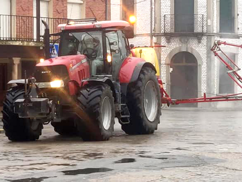 Desinfección por un tractor agrícola en Aguilafuente