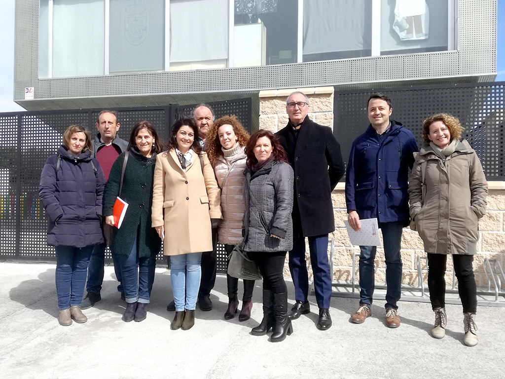Un momento de la visita institucional a la localidad de Hontanares de Eresma.