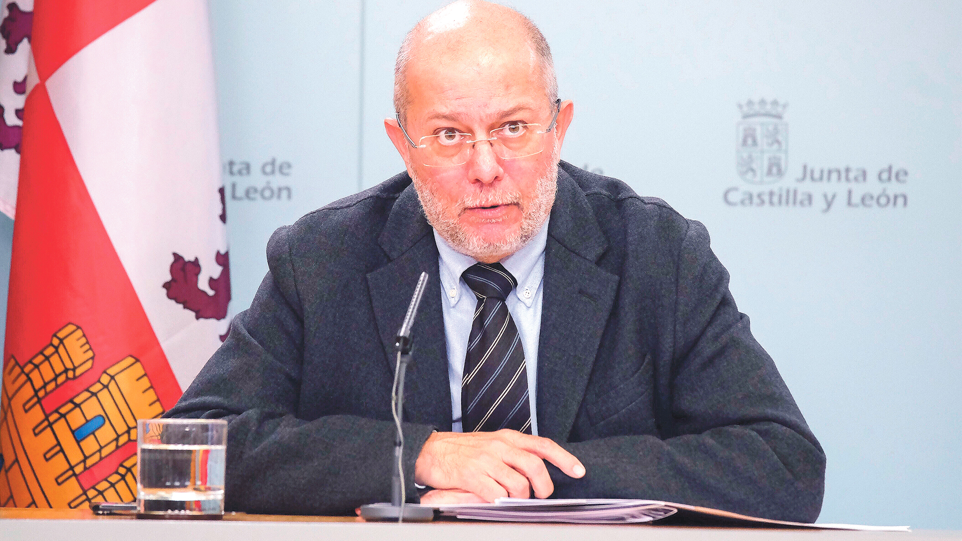 GRAF2071 VALLADOLID, 26/03/2020.- El vicepresidente y portavoz de la Junta de Castilla y León, Francisco Igea, ofrece una rueda de prensa este jueves, en la que ha calificado de "absolutamente incomprensible" el sistema de reparto de los fondos aplicado por el Gobierno para la atención sanitaria por el coronavirus, ya que "no es razonable" que se haga por número de habitantes y no por número de afectados. EFE/Junta de Castilla y León FOTOGRAFÍA CEDIDA/ SOLO USO EDITORIAL/ NO VENTAS