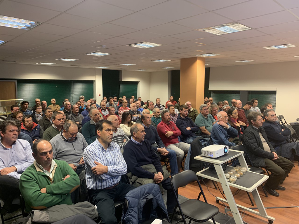 Varios de los ganaderos asistentes a la jornada celebrada el jueves.