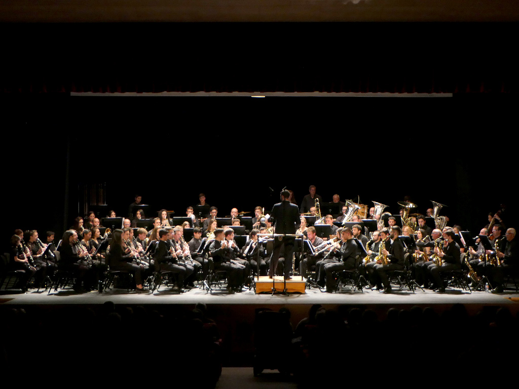 La Banda de Música de El Espinar con Ignacio Rincón a la cabeza durante el concierto del domingo. /JOSÉ REDONDO
