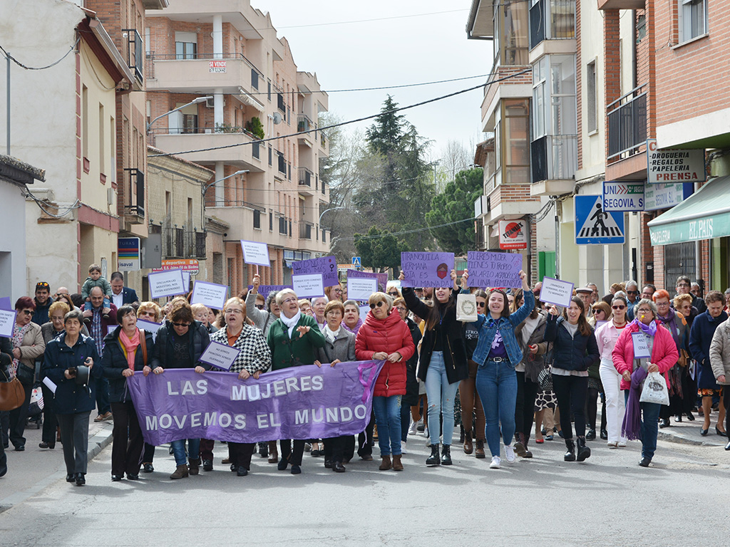 Momentos en los que las 200 personas recorren las calles de Nava de la Asunción para finalizar, en la Plaza Mayor, con la lectura de prosa y poemas. / Amador Marugán