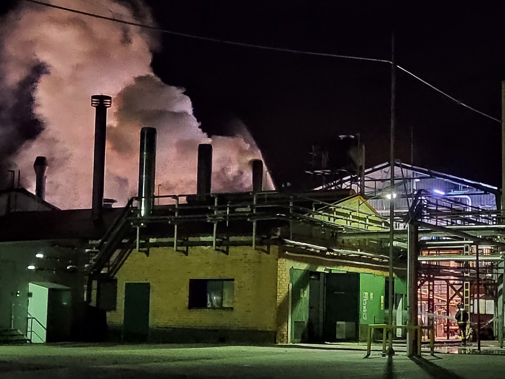 Los Bomberos sofocan el fuego producido en una de las calderas de la resinera de Coca, Luresa Resinas S.L. / Nerea Llorente