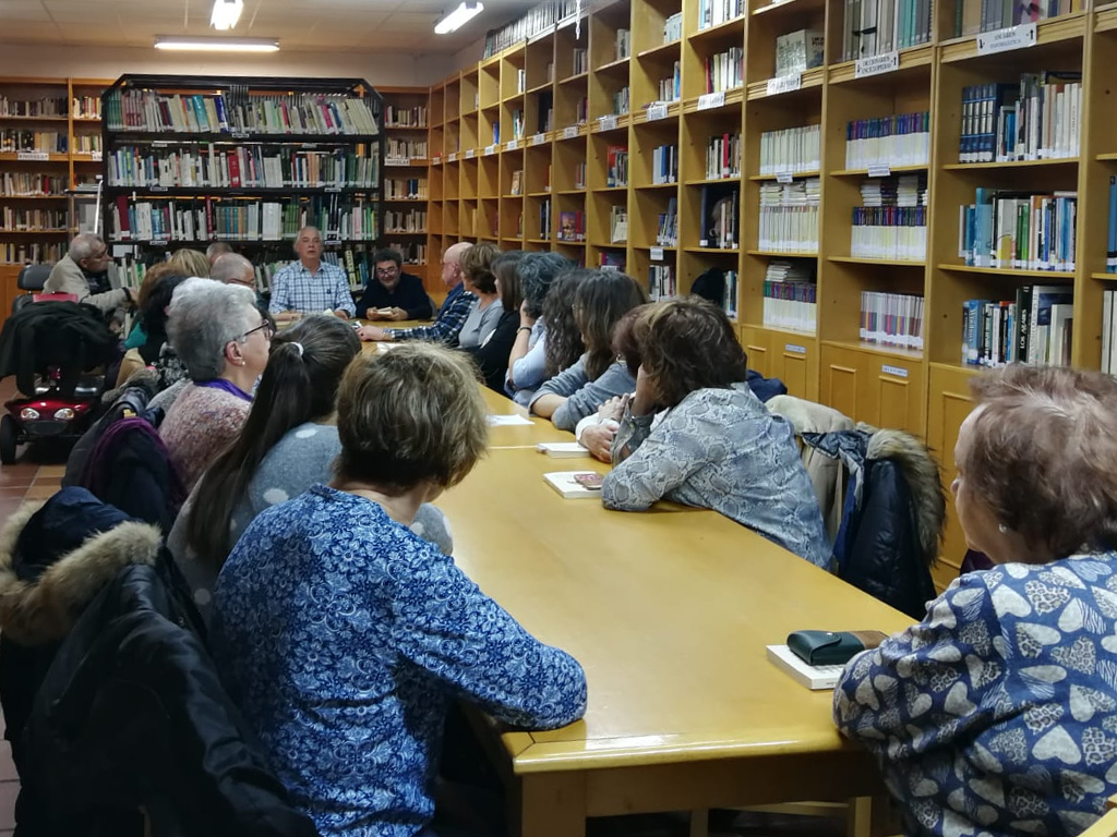 Mariano Fuente Blanco charla con el club de lectura ‘Los Azafranales’. / E.A.