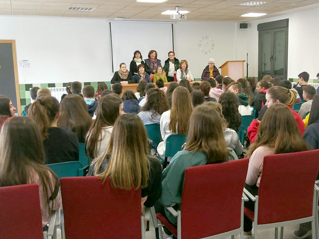 Alumnos de ESO del IES Cauca Romana escuchan atentamente las historias de las cinco mujeres. / E.A.