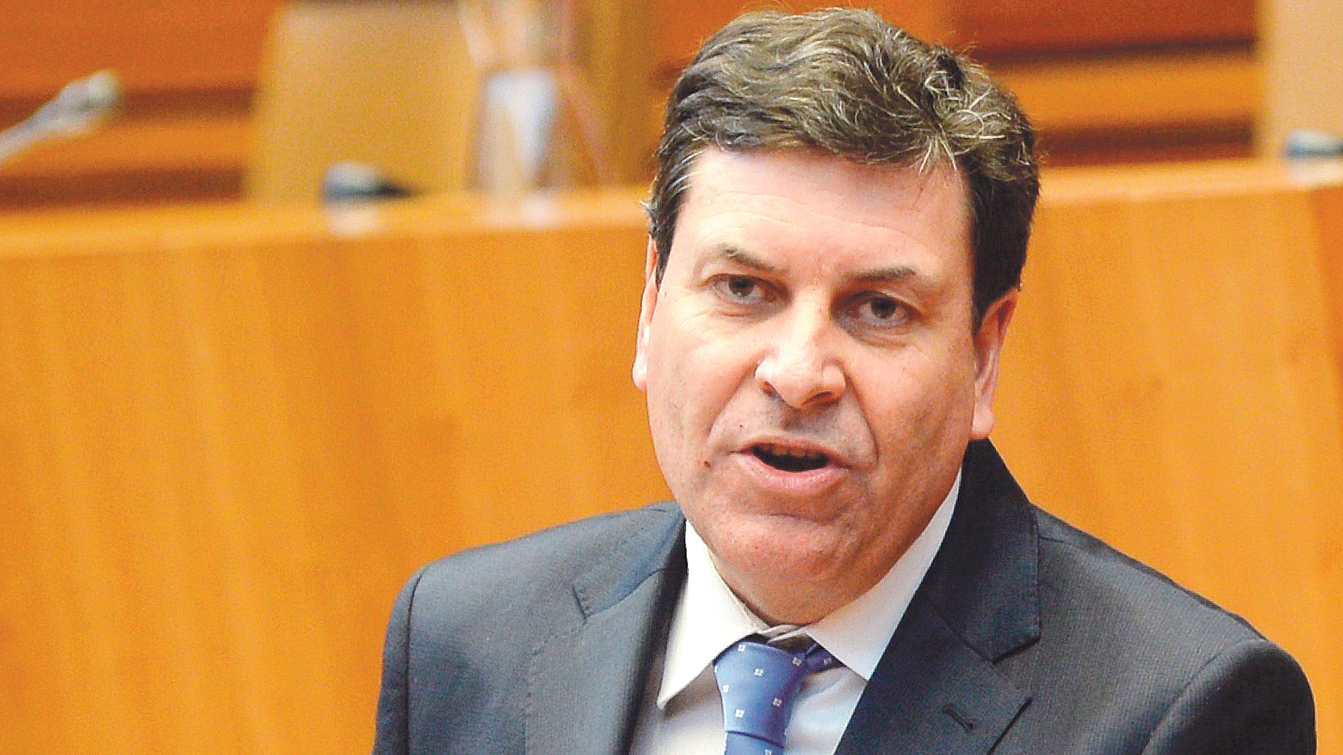 El consejero de Economía defiende el techo de gasto en las Cortes.