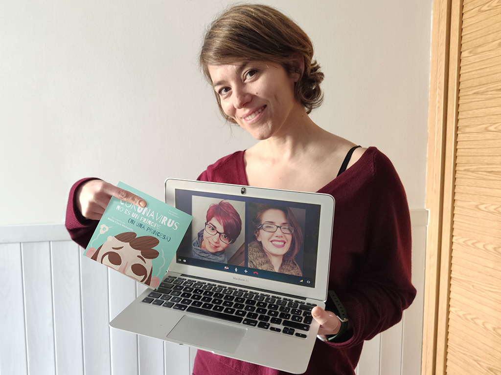 La segoviana María Coco posa con un ejemplar del libro que ha escrito para explicar a los pequeños la realidad del coronavirus. / El Adelantado