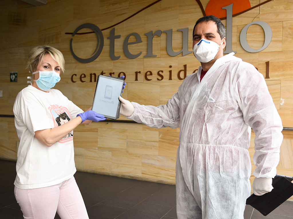 Los ancianos del Centro Residencial Oteruelo ya pueden ver el rostro de sus famliares. / EFE