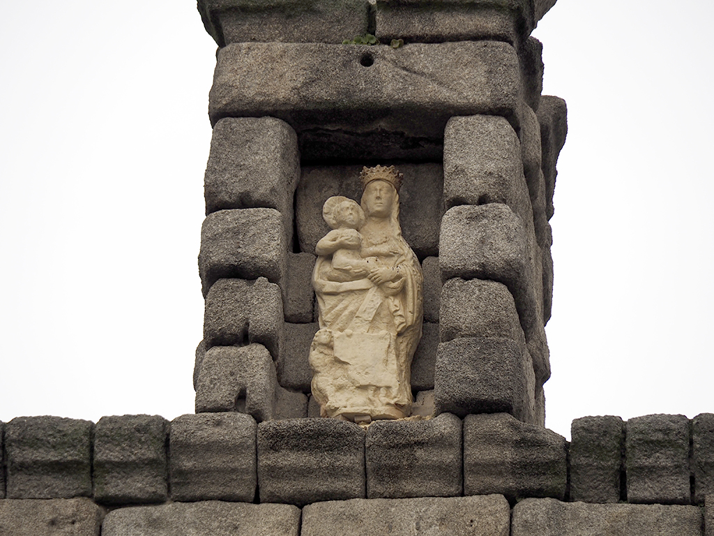 La imagen de la Virgen, en la actualidad una réplica de la original, preside el Acueducto en la plaza del Azoguejo. / Kamarero