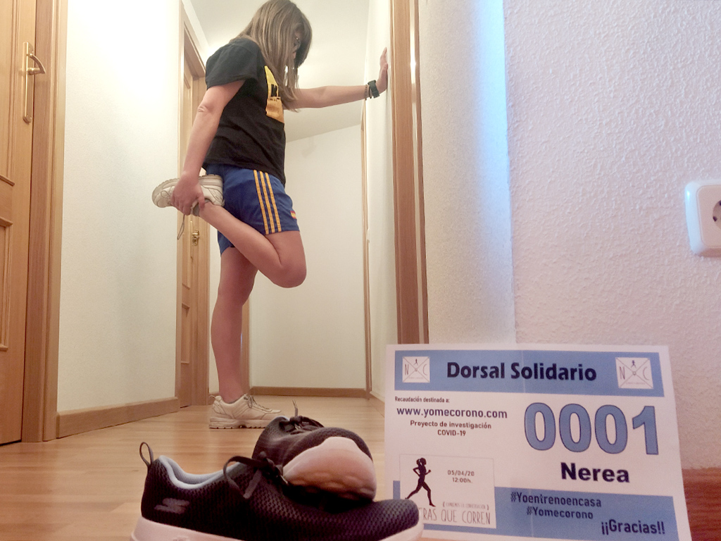 Una corredora realiza unos estiramientos en casa para prepararse para la carrera solidaria que tendrá lugar en próximo domingo 5 de abril. / E.A.