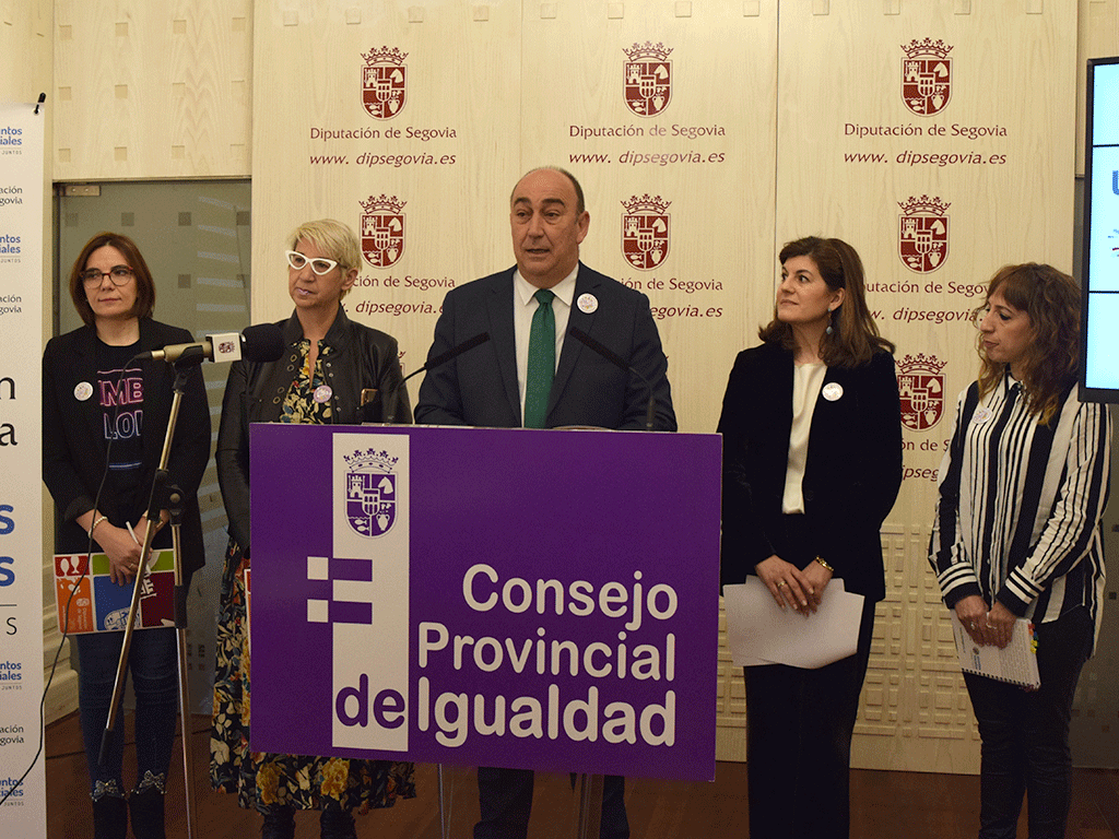 El presidente, junto a la diputada, la responsable de la Unidad y la jefa del Servicio, en la presentación./ROCÍO PARDOS