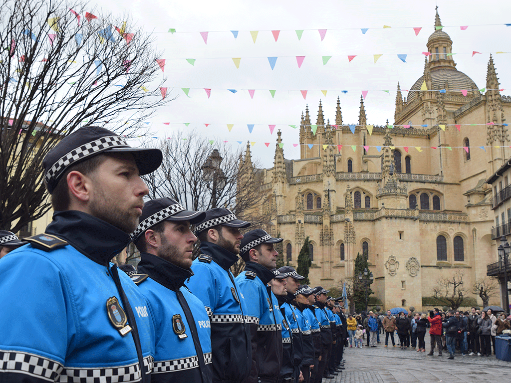 Los agentes de la Policía Local de Segovia forman frente al Ayuntamiento de la capital durante la celebración del acto de entrega de distinciones del 2020. / ROCÍO PARDOS