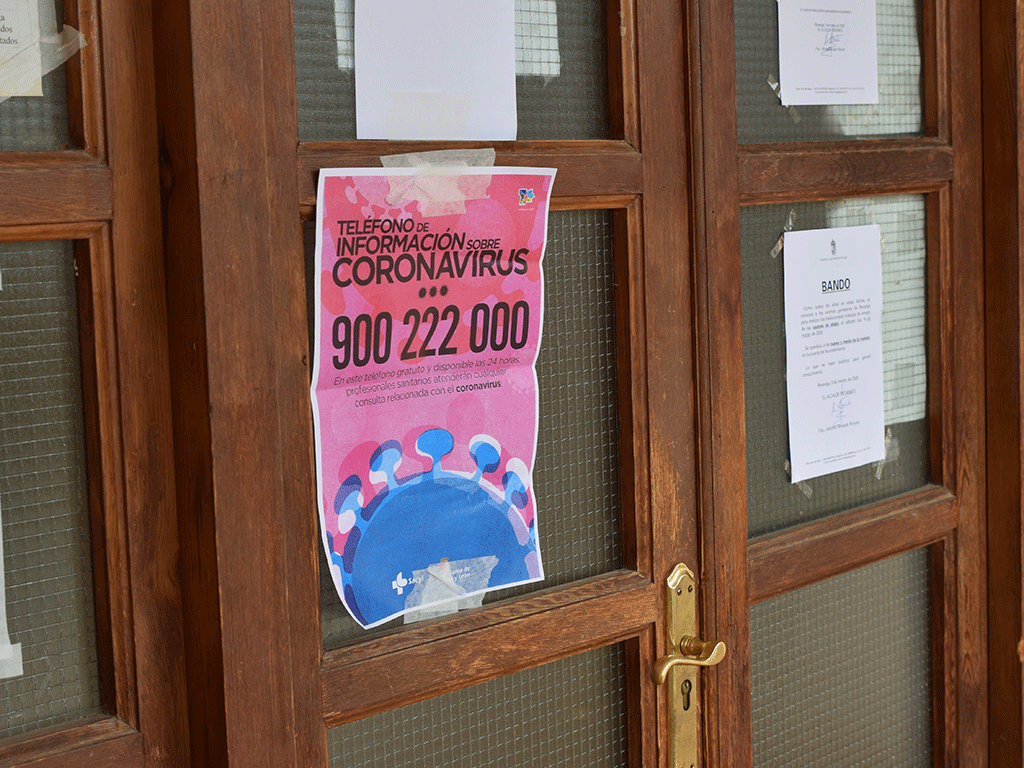 Los consultorios rurales también muestran carteles con el teléfono 900 222 000 de atención ciudadana. / ROCÍO PARDOS