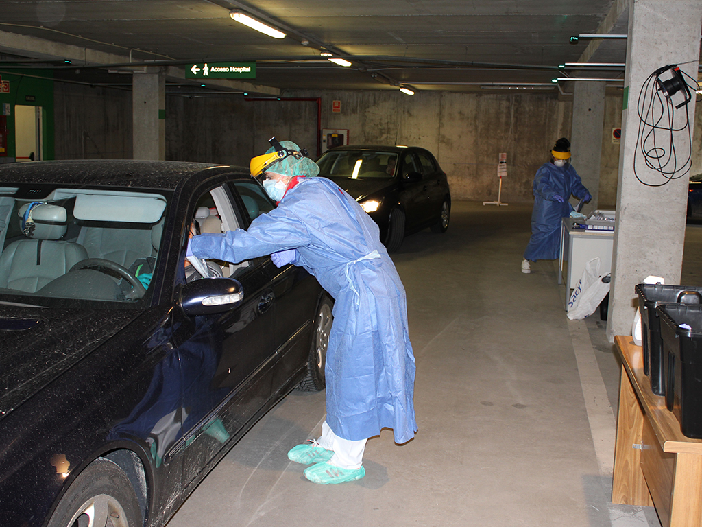 Toma de muestras en el aparcamiento del Hospital General. / E. A.