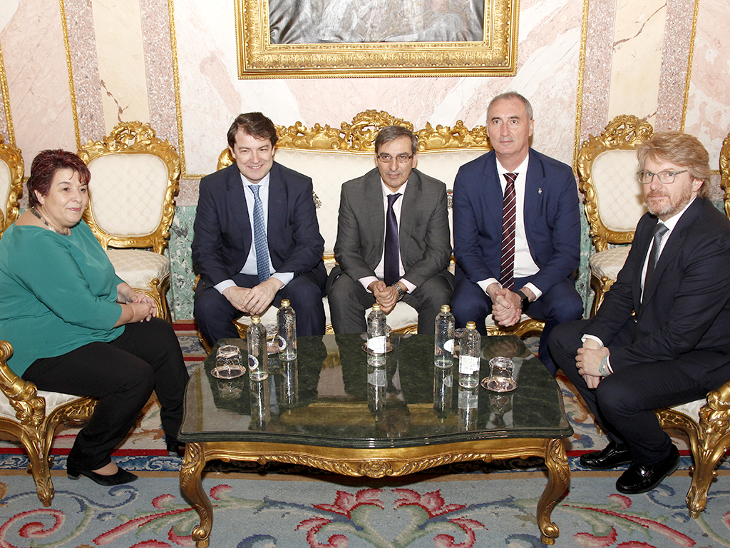 La alcaldesa Clara Luquero, el presidente de la Junta, Alfonso Fernández Mañueco; el viceconsejero de Infraestructuras, el segoviano José Luis Sanz Merino; el delegado territorial, José Mazarías y el concejal de Desarrollo Económico y Empleo, Jesús García Zamora, en la Sala Blanca del Ayuntamiento segoviano. / Nerea Llorente