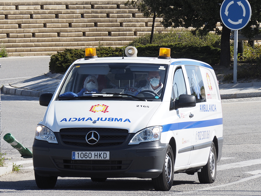 Una ambulancia llegando con un enfermo al Complejo Asistencial de Segovia.