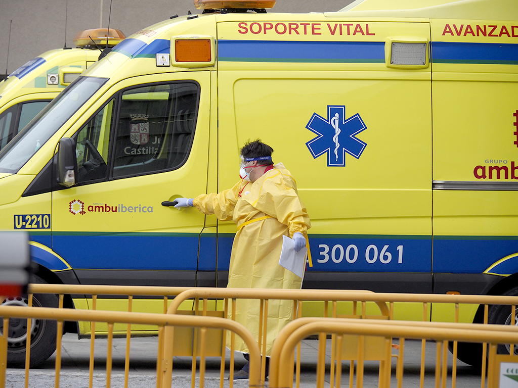 Un sanitario accediendo a una ambulancia en las inmediaciones del Hospital de Segovia.
