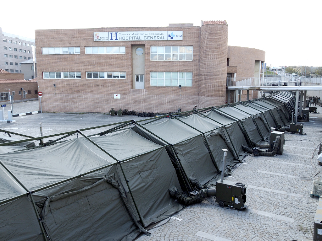Hospital de campaña instalado por el Regimiento de Especialidades de Ingenieros Nº 11 en un patio del Complejo Asistencial de Segovia. / NEREA LLORENTE
