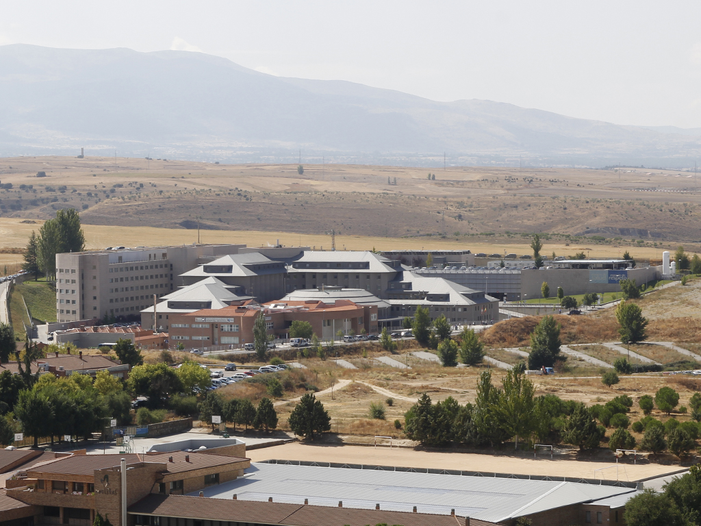 Vista general del Complejo Asistencial de Segovia donde se encuentran ingresados los casos graves de la infección Covid-19. / N. LL.