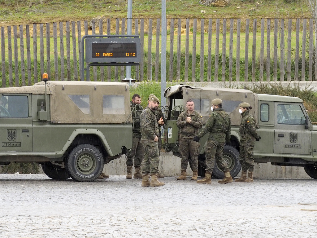 Militares del Ejército de Tierra, en labores de vigilancia, ayer, en el entorno del Hospital de Segovia./NEREA LLORENTE