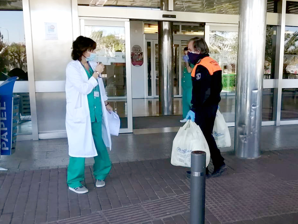 Entrega de mascarillas hechas por el ‘batallón de costura’, en el Hospital 12 de Octubre, de Madrid. / E. A.