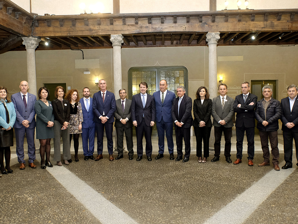 El presidente de la Junta, acompañado por el de la Diputación e integrantes de la institución provincial, entre otros, ayer en el Patio de Columnas del Palacio Provincial de Segovia. / E. A.