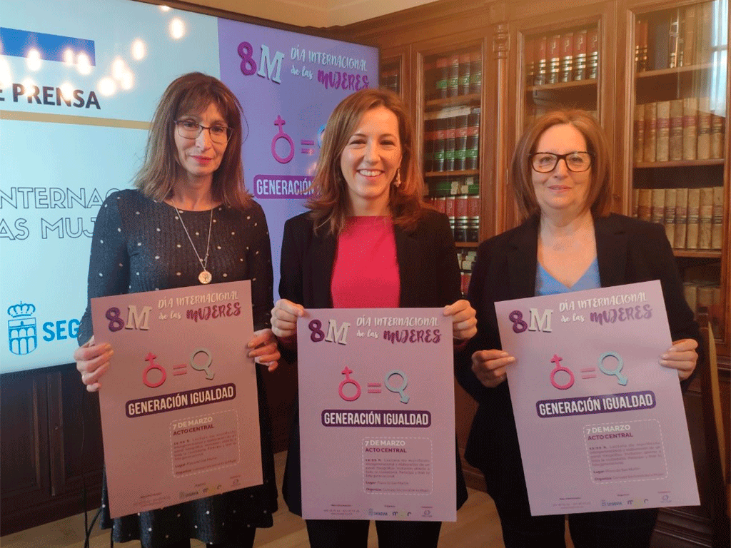 Responsables del Consejo Sectorial de la Mujer, con el cartel del Día./E.A.