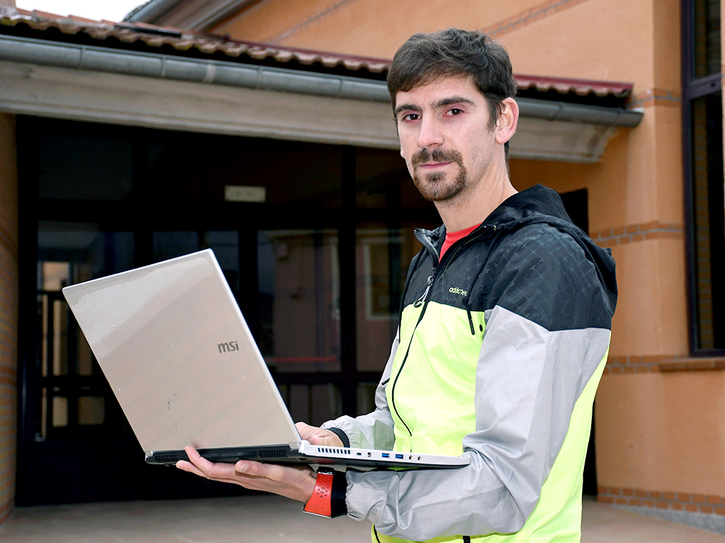 Jesús Pardo, profesor que imparte educación física en un colegio de Huaqiao (China)./ Pablo Martín (EFE)