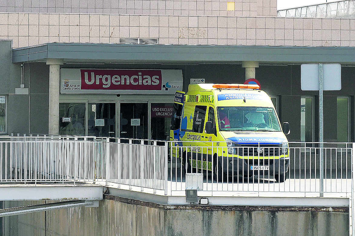 Acceso al servicio de Urgencias del Complejo Asistencial de Segovia donde no paran de llegar ambulancias con enfermos. / KAMARERO