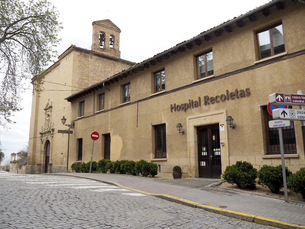 Fachada principal del Hospital Recoletas ‘Nuestra Señora de la Misericordia’, en el centro de Segovia. / Nerea LLorente