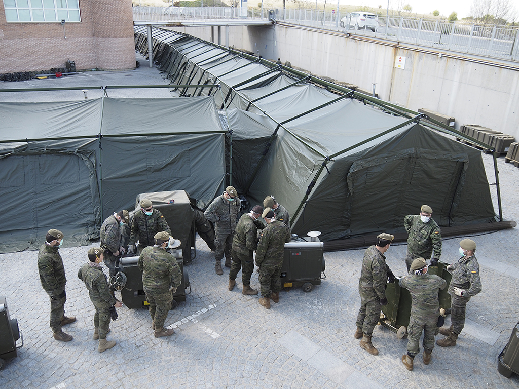 Últimos trabajos de comprobación realizados por los militares en el hospital de campaña. / NEREA LLORENTE