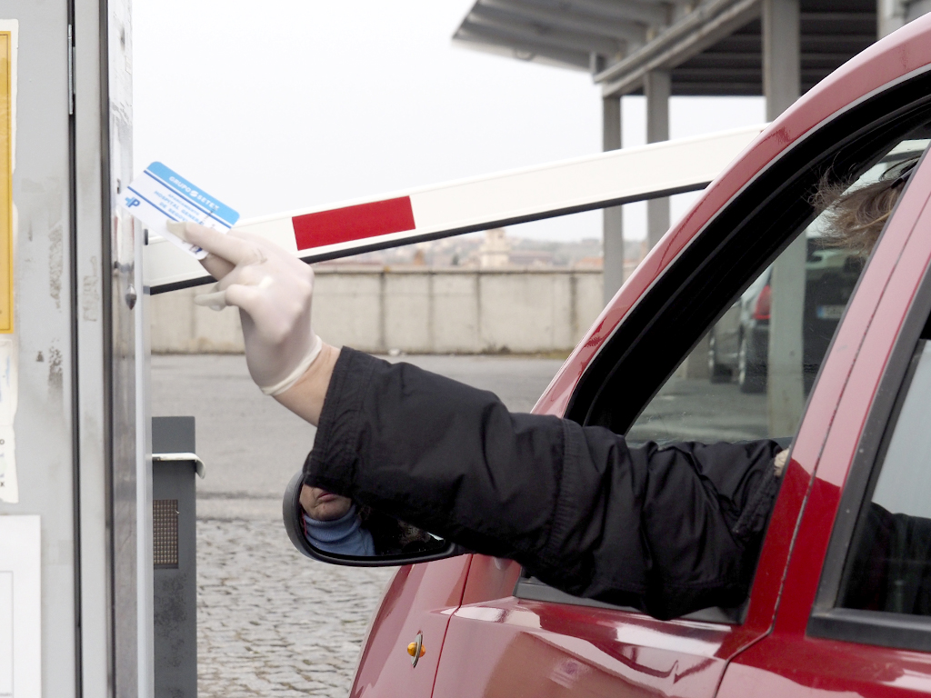 Acceso al aparcamiento del Hospital General/ NEREA LLORENTE