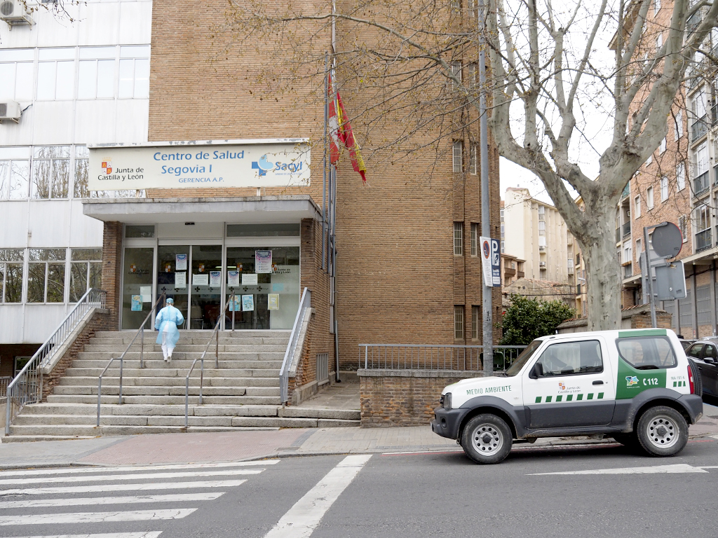 Un vehículo de Medio Ambiente, a las puertas del Centro de Salud de Santo Tomás.