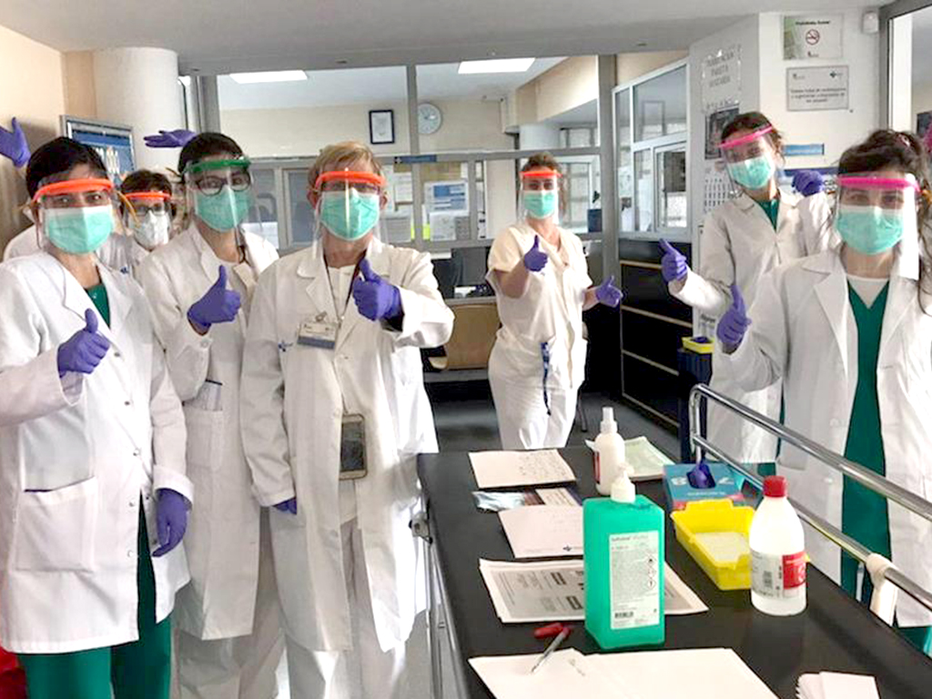 Montan pantallas faciales en la Delegación de la Junta 1 Pantallas faciales antisalpicaduras fabricadas con impresoras 3D . /E. A.