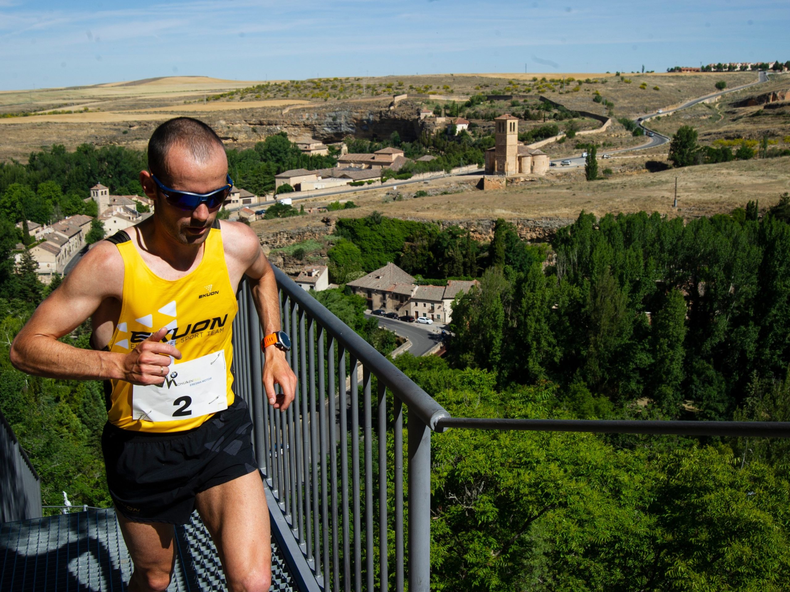 El corredor de montaña David López Castán, durante la pasada edición de la Monumentrail de Segovia. / KAMARERO