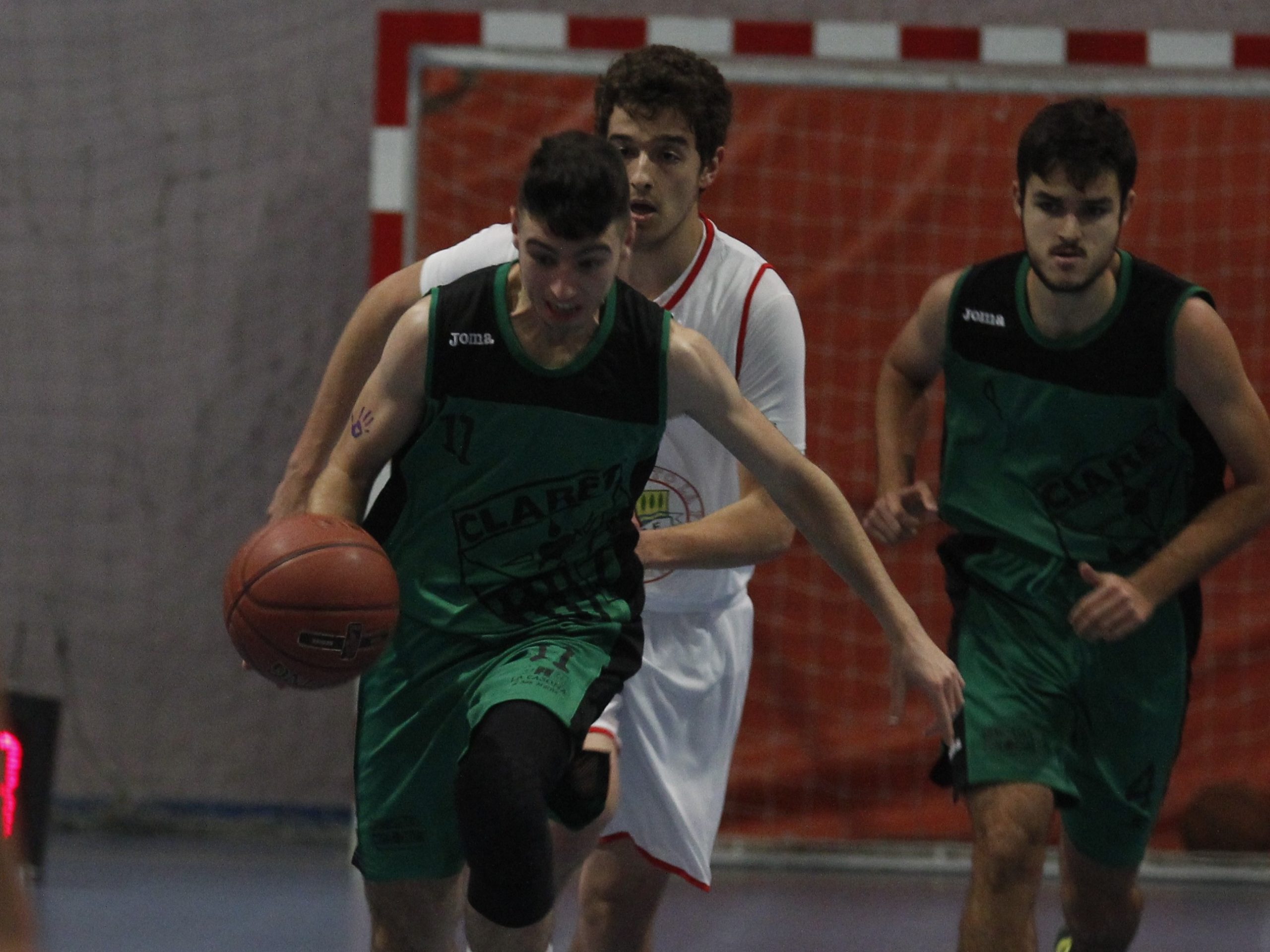 El jugador del Claret Miguel Pérez sale a la contra ante La Flecha. / NEREA LLORENTE
