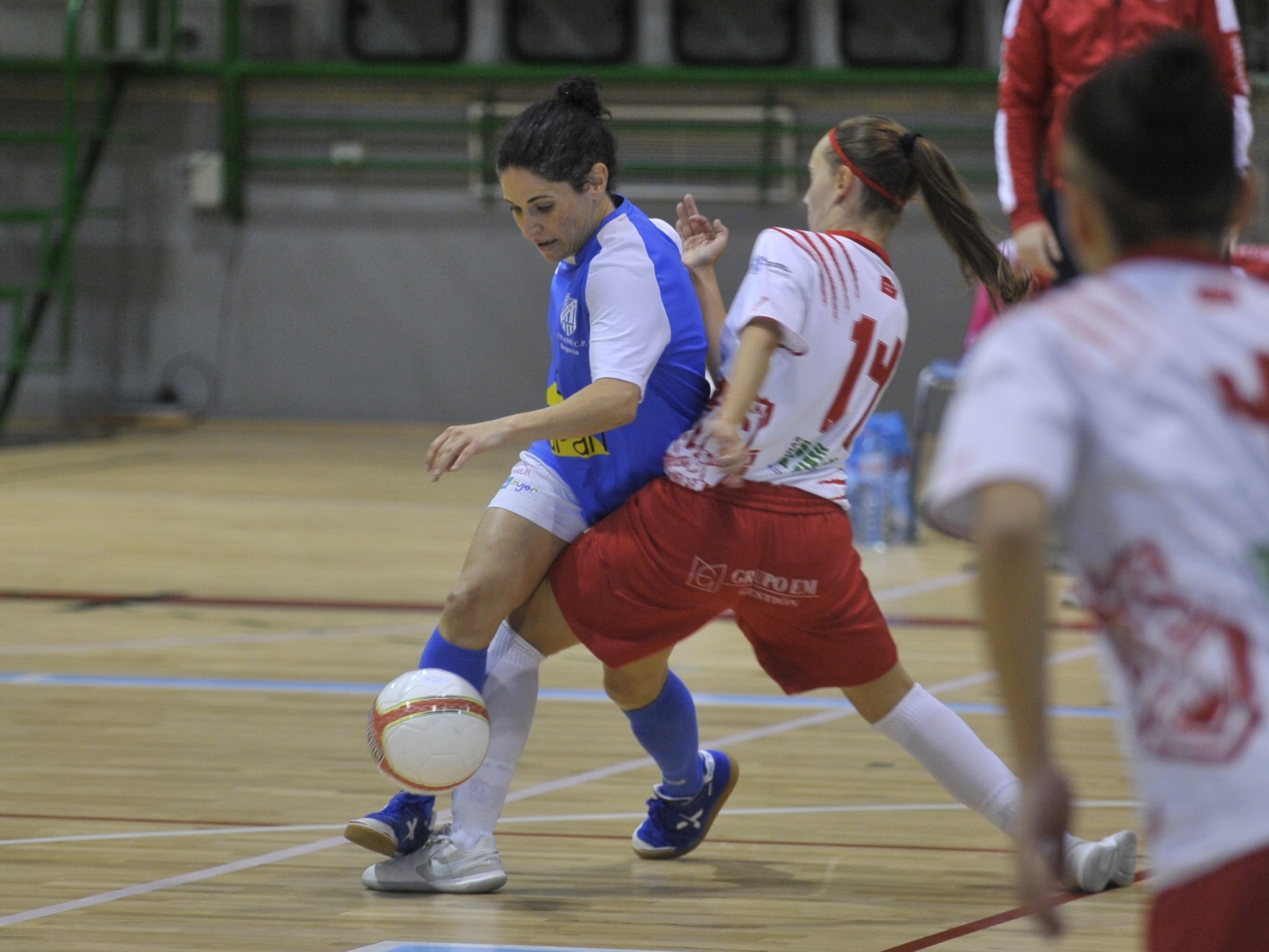 Laura Llorente, del Unami CP, se marcha de una rival del Leganés. / KAMARERO