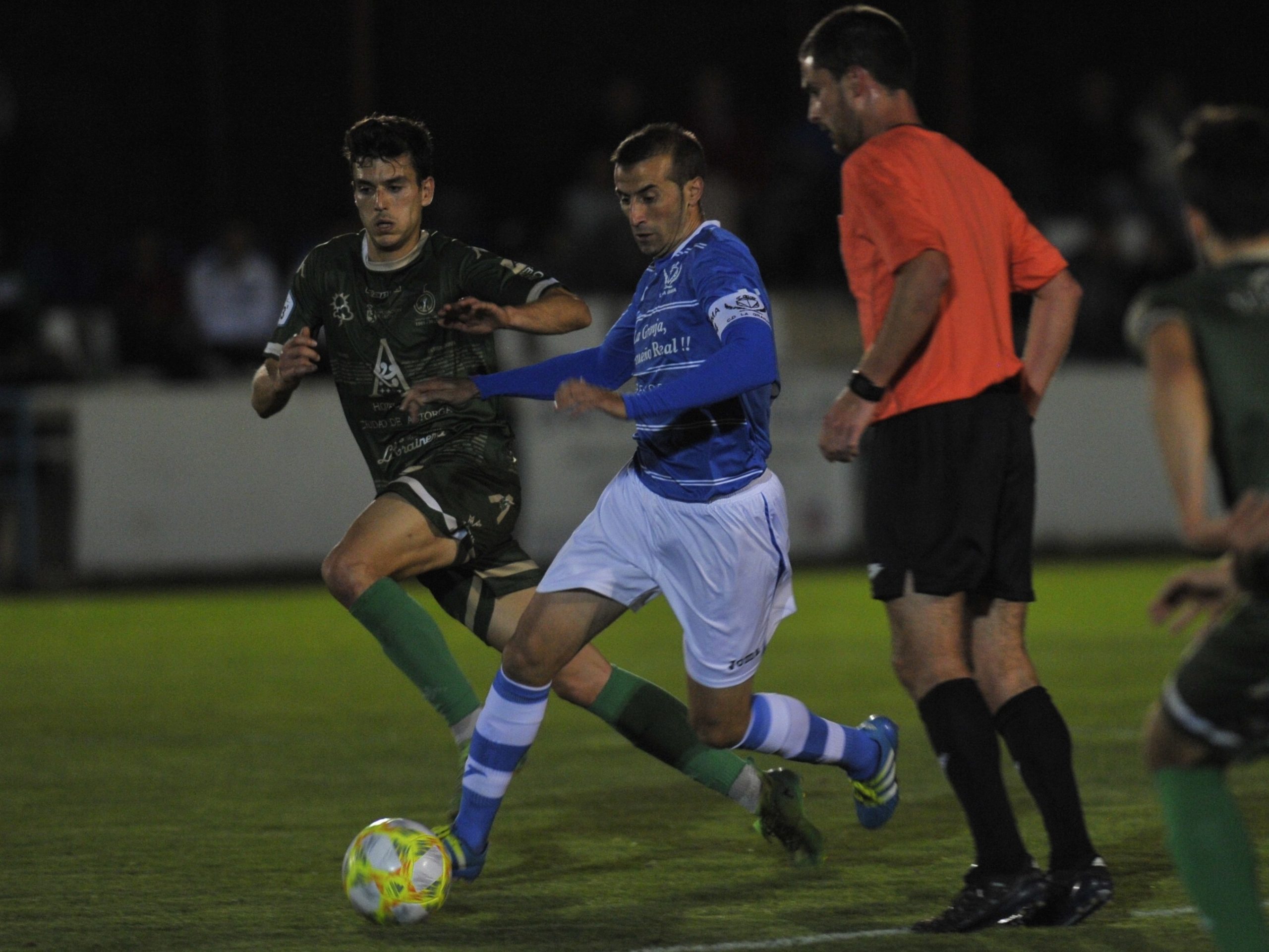 El capitán del CD La Granja, Diego Navarro ‘Pluma’, sale a la contra frente al Atlético Astorga. / KAMARERO