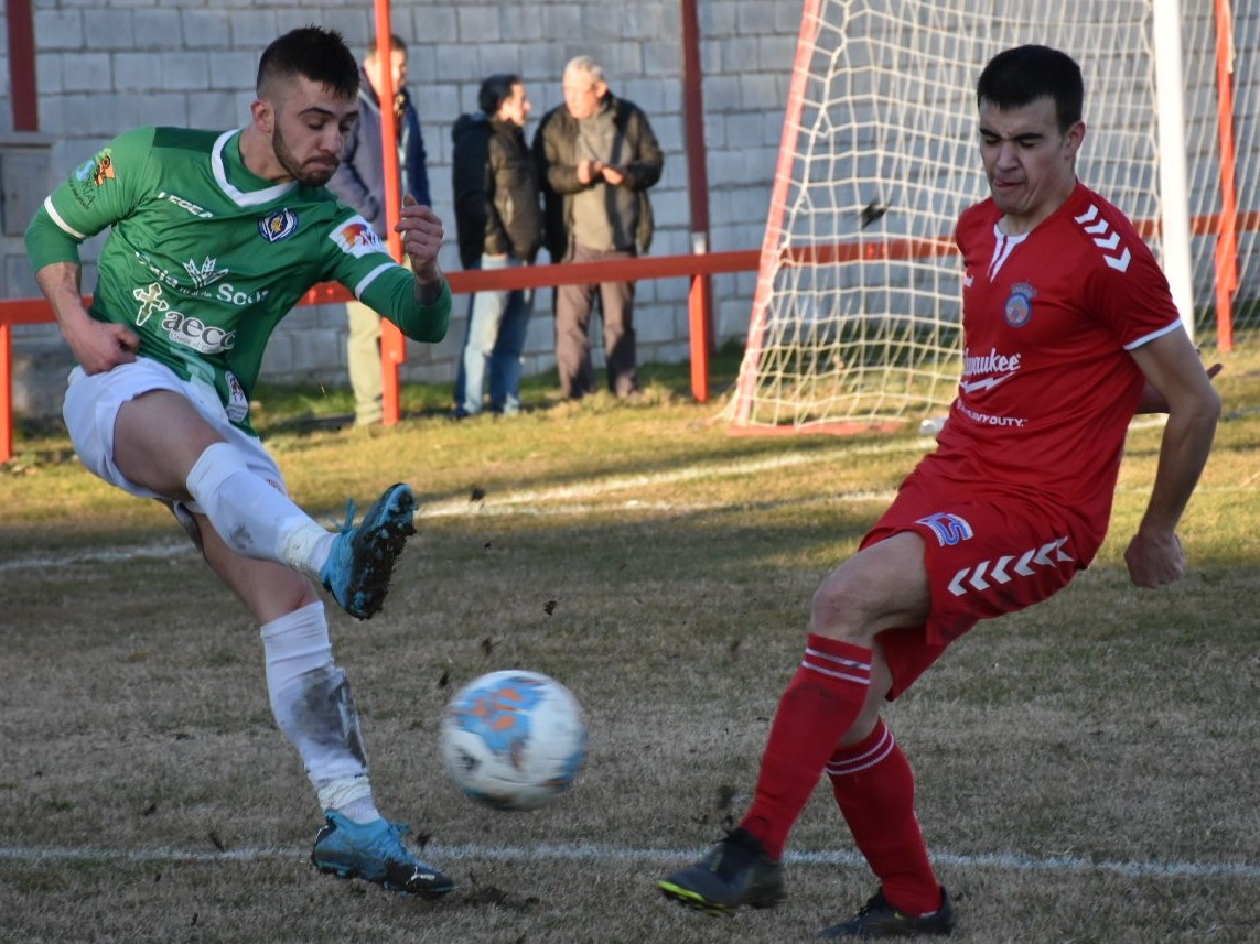 El centrocampista del Turégano Carlos García intenta cortar un balón. / A.M.