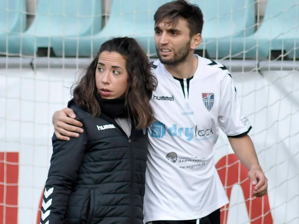La fisioterapeuta de la Segoviana Marian Muñoz y el atacante Álex Conde. / JUAN MARTÍN - LA GIMNÁSTICA