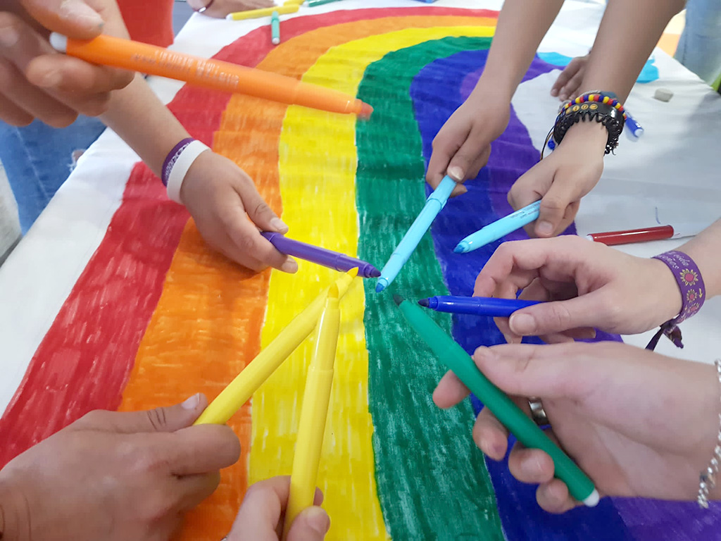 Los pequeños mantienen las labores educativas y de socialización en el centro.