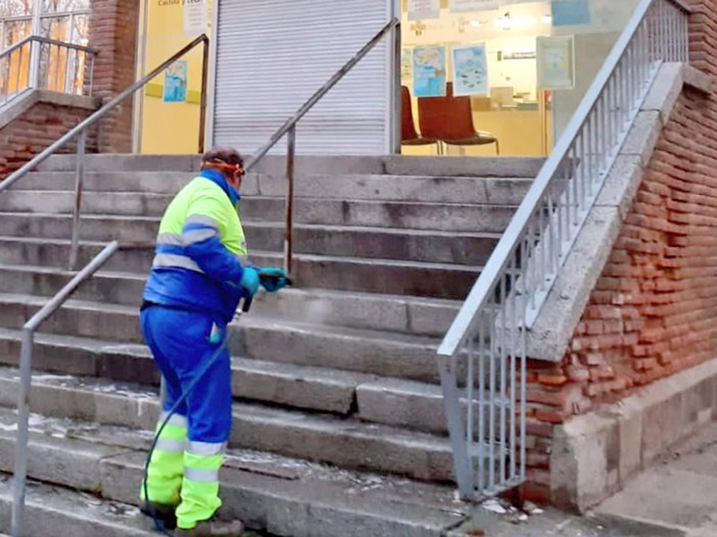 Un empleado municipal desinfecta las escaleras del Centro de Salud Segovia I. / El Adelantado
