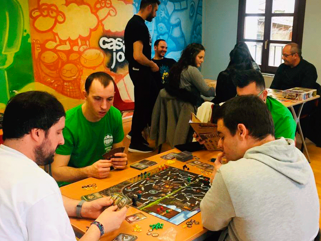 Un grupo de jóvenes juega a una de las múltiples opciones que se ofertaron en el espacio. / El Adelantado