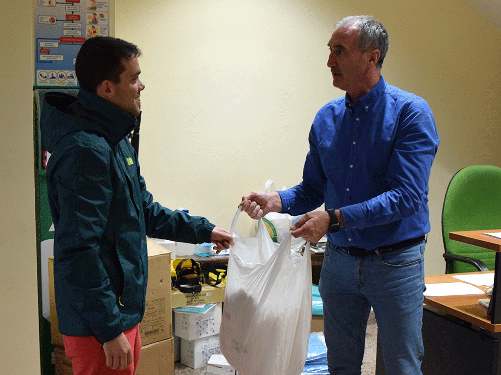El delegado de la Junta recoge el material que empresarios y particulares donaron para los sanitarios. / R. PARDOS