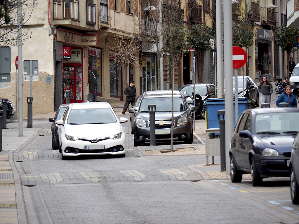 Varios coches circulan en sentido descendente junto a las nuevas señales de la calle. / Kamarero