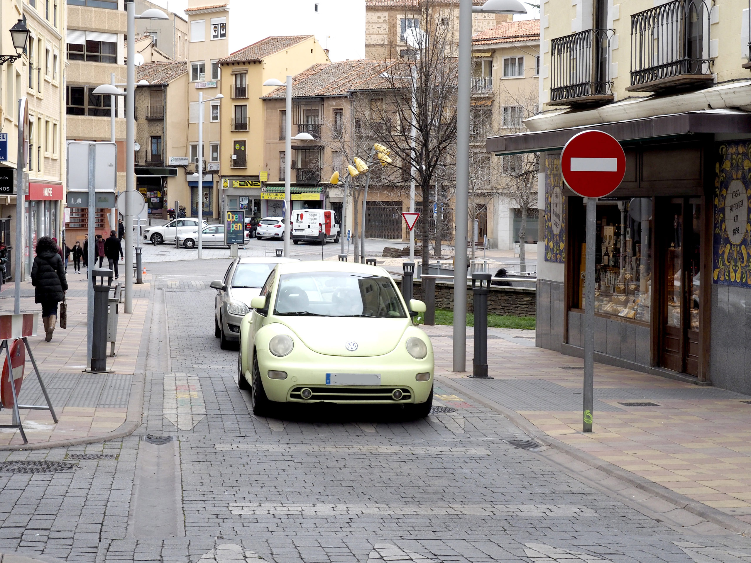 Dos vehículos inician la subida de la calle del Puente de la Muerte y Vida, siguiendo la nueva dirección del tráfico en la vía. / Nerea Llorente
