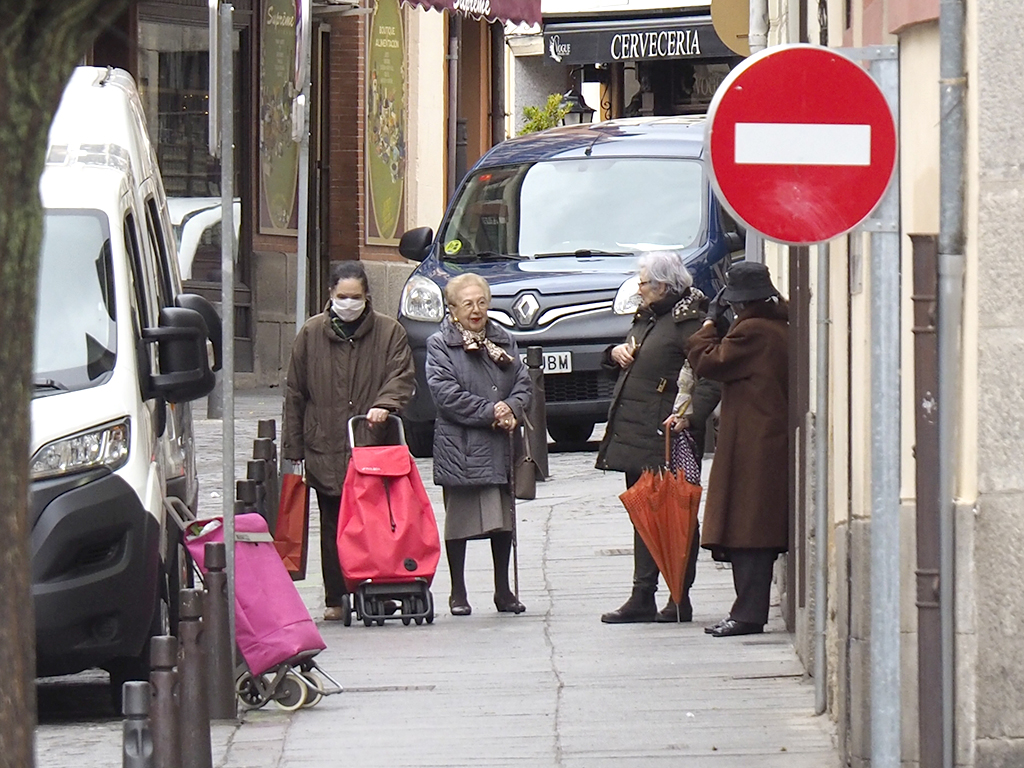 Varias mujeres, el lunes, a la puerta de una tienda de Cronista Lecea. / Nerea Llorente