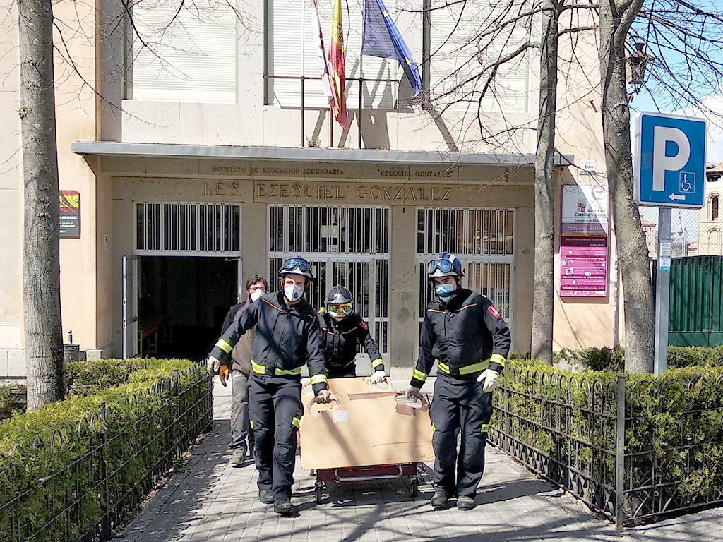 Los bomberos sacan las camas del instituto 'Ezequiel González'. /E. A.