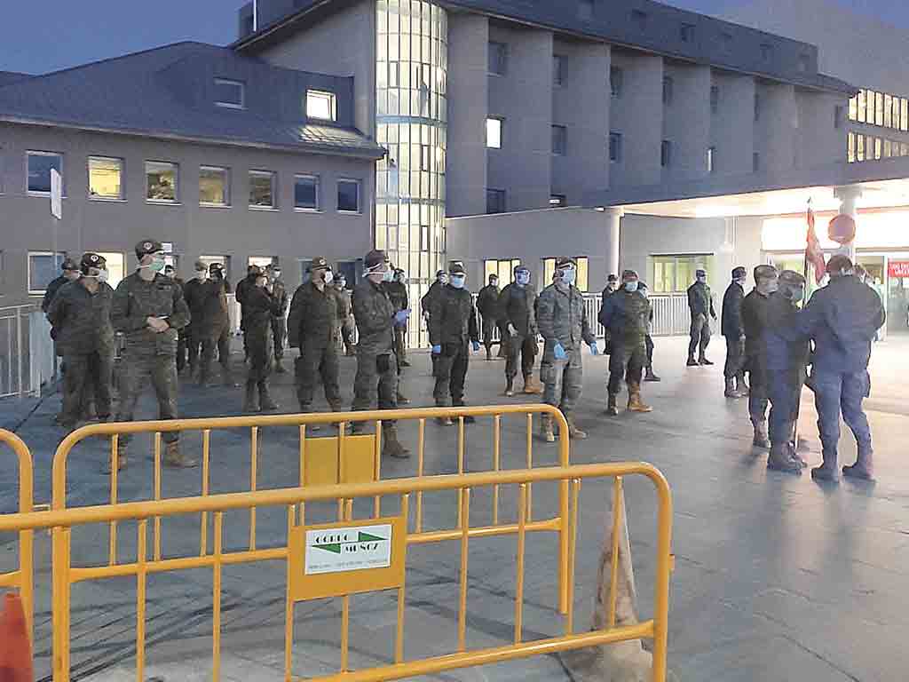 Agradecimiento compartido entre militares y sanitarios 1 Reconfortantes aplausos a las ocho de la tarde para los que luchan en primera línea frente al coronavirus. / E. A.